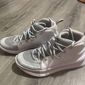 Womens Under Armour Basketball shoes - size 9
